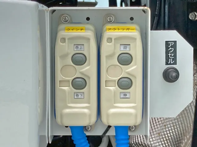 ウインチ 及び アウトリガーの操作スイッチです。|三菱 スーパーグレート 2PG-FS80VZの写真18