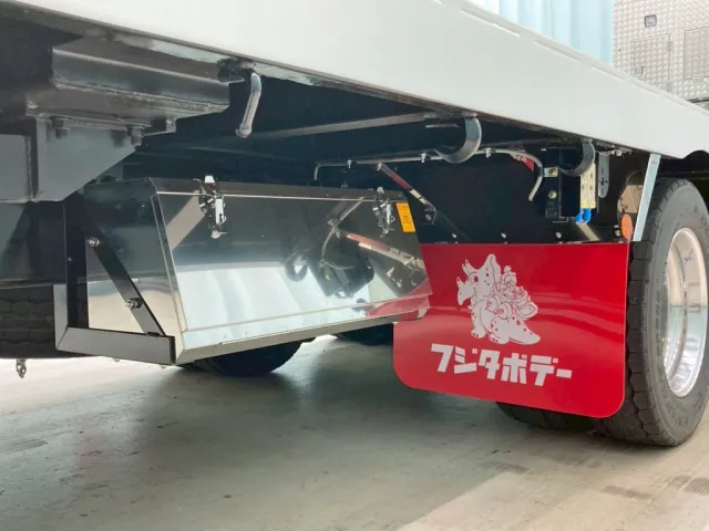 ボディー運転席側後方にステンレスの工具箱が付いています。|三菱 スーパーグレート 2PG-FS80VZの写真19