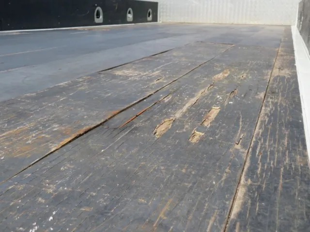 床板表面の状態です。（補修されてない箇所の状態です）|日野 レンジャー 2KG-FC2ABA(2WD)の写真14