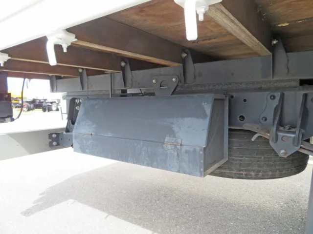 運転席側荷台後方に物入が付いています。（塗装に色あせがあります）|日野 レンジャー 2KG-FC2ABA(2WD)の写真21