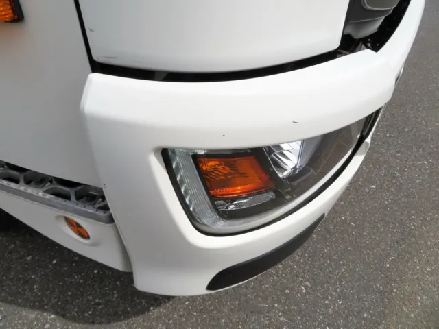 フロントバンパー運転席側に細かいキズがあります。（コーナーカバー下部にもあります）|日野 レンジャー 2KG-FC2ABA(2WD)の写真24
