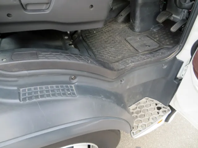 運転席側乗り口に細かいキズ・軽いスレがあります。|日野 レンジャー 2KG-FC2ABA(2WD)の写真29