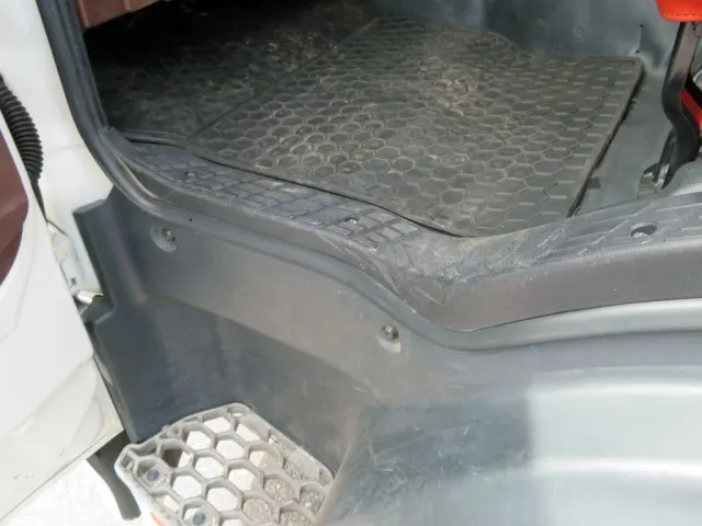 助手席側乗り口に細かいキズ・軽いスレがあります。|日野 レンジャー 2KG-FC2ABA(2WD)の写真30