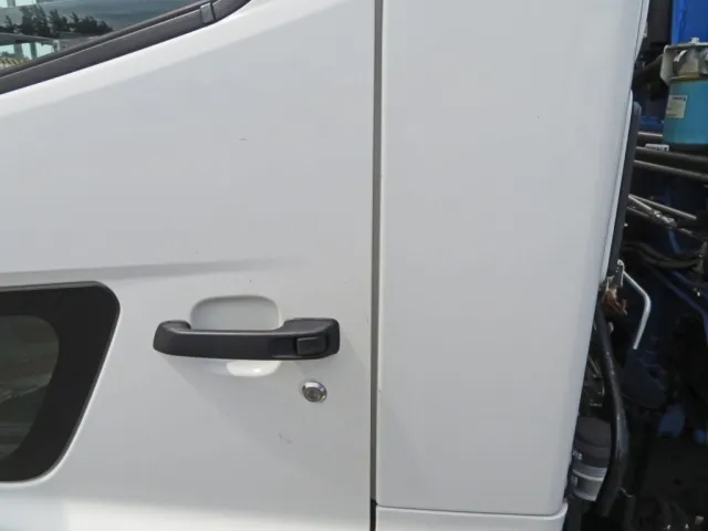 助手席側ドアの取っ手周りに細かいキズがあります。|日野 レンジャー 2KG-FC2ABA(2WD)の写真31