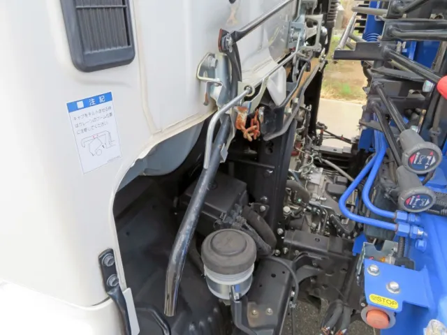 キャブ後方に軽いサビがあります。|日野 レンジャー 2KG-FC2ABA(2WD)の写真36