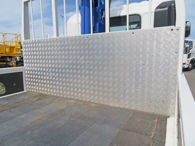 鳥居下部にアルミの縞板が貼ってあります。（軽いヘコミがあります）|日野 レンジャー 2KG-FC2ABA(2WD)の写真45