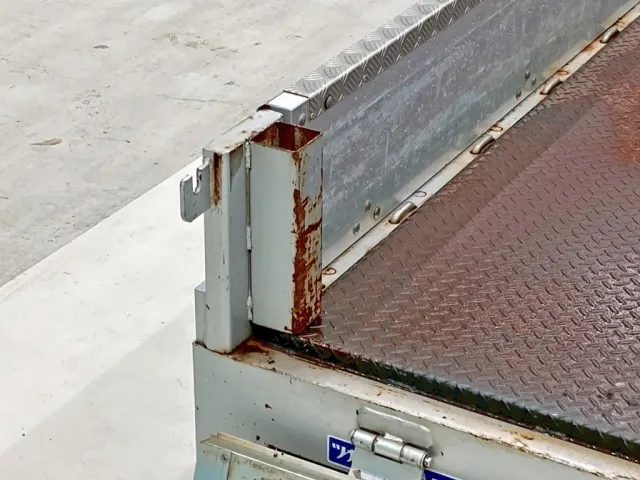 助手席側リヤ柱に角パイが溶接されています。|日野 プロフィア 2DG-FR1AHGの写真10