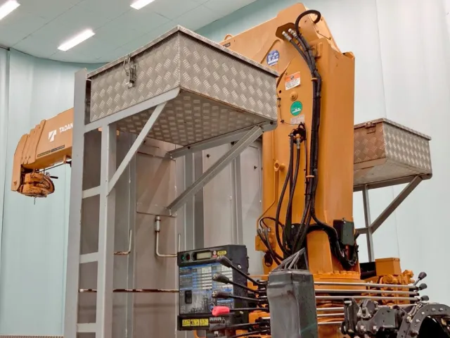 プロテクター前方左右に工具箱が付いています。|日野 プロフィア 2DG-FR1AHGの写真14