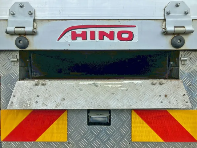 リヤ中央に物入れが付いています。|日野 プロフィア 2DG-FR1AHGの写真16