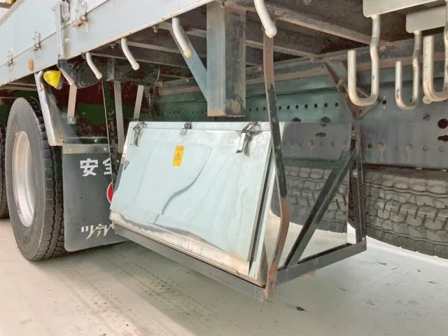 ボディー助手席側後方にステンレス製の工具箱が付いています。(後方ステーに曲がりがあります)|日野 プロフィア 2DG-FR1AHGの写真21