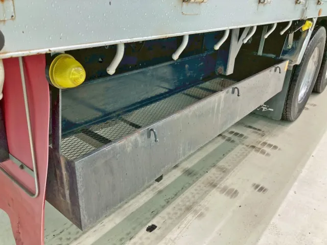 ボディー運転席側後方にりん木入れが付いています。|日野 プロフィア 2DG-FR1AHGの写真22