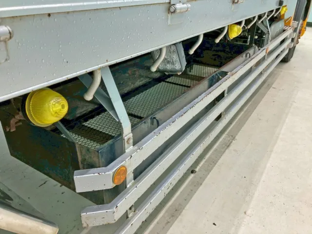 ボディー運転席側中央部にりん木入れが付いています。|日野 プロフィア 2DG-FR1AHGの写真23