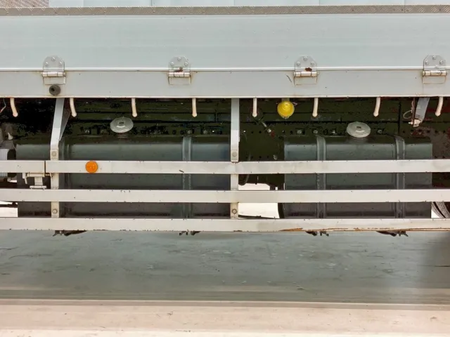 燃料タンクは300Lと200Lが付いています。|日野 プロフィア 2DG-FR1AHGの写真27