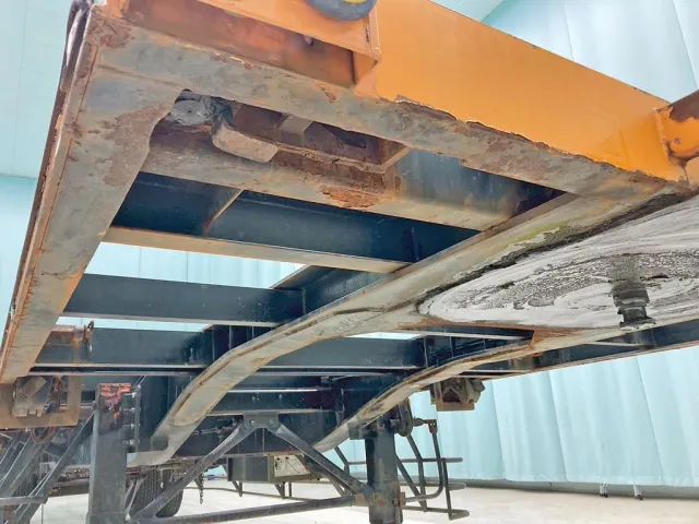 運転席側前方に錆があります。|日通  NT2142Cの写真10