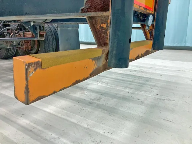 リヤバンパーの助手席側に曲がりがあります。|日通  NT2142Cの写真16