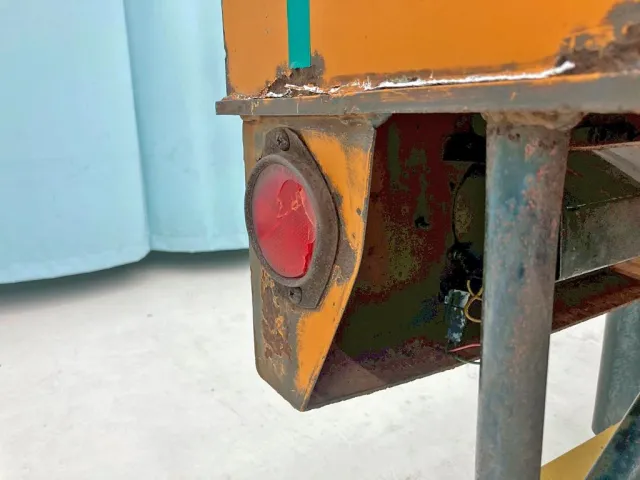 運転席側テールランプの側面に曲がり・錆及び反射板に割れがあります。|日通  NT2142Cの写真18