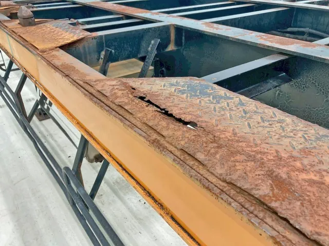 助手席側中央の鉄板に腐食・穴があります。|日通  NT2142Cの写真21