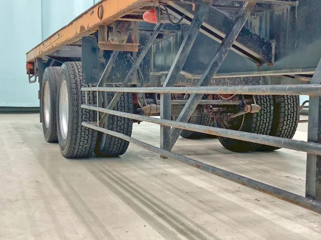 運転席側サイドバンパーに曲がりがあります。|日通  NT2142Cの写真41