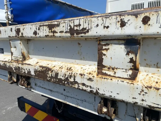 リヤ煽りに凹キズが有ります|日野 レンジャー 2KG-FC2ABA(2WD)の写真17