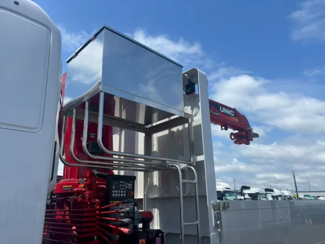 助手席側プロテクタ前側に工具箱が付いています。|日野 プロフィア 2DG-FS1AHCの写真19