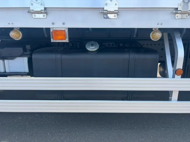 燃料タンクは300Lです。|日野 プロフィア 2DG-FS1AHCの写真21