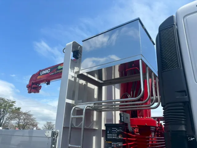 運転席側プロテクタ前側に工具箱が付いています。|日野 プロフィア 2DG-FS1AHCの写真18