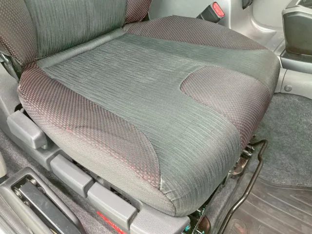 運転席座面にヘタリ・破れがあります。|UDトラックス クオン 2PG-GK5AADの写真9