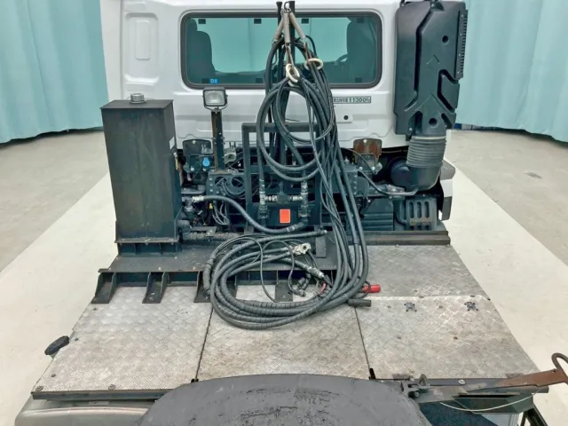 踊り場は縞板アルミです。|UDトラックス クオン 2PG-GK5AADの写真10