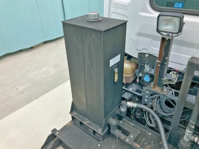 踊り場前方助手席側に作動油タンクが付いています。|UDトラックス クオン 2PG-GK5AADの写真11