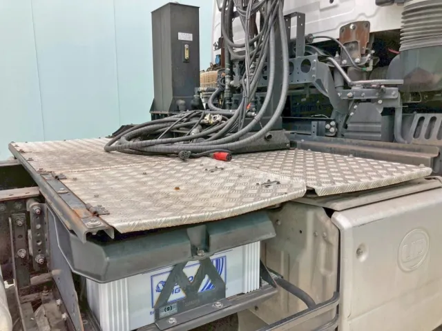 踊り場の所々に歪みがあります。|UDトラックス クオン 2PG-GK5AADの写真13