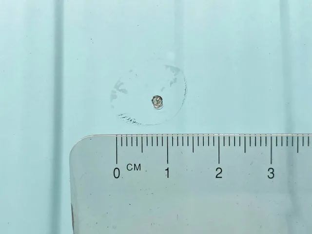 フロントガラスの運転席側上部に飛び石跡があります。|UDトラックス クオン 2PG-GK5AADの写真17