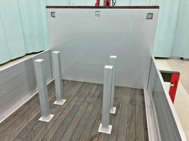 ボディー前方にスタンションが2対付いています。|三菱 スーパーグレート 2KG-FS70HZの写真10