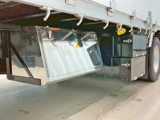 ボディー運転席側後方にステンレス製の工具箱が付いています。|三菱 スーパーグレート 2KG-FS70HZの写真13