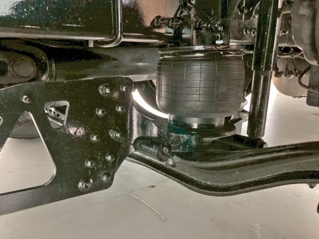 前輪もエアサスです。|UDトラックス クオン 2PG-CG5CEの写真6