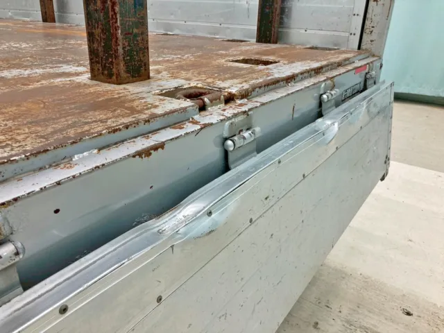 リヤアオリ中央部にヘコミがあります。|UDトラックス クオン 2PG-CG5CEの写真11