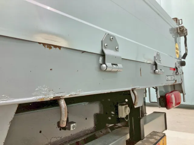 リヤアオリ中央部にヘコミがあります。|UDトラックス クオン 2PG-CG5CEの写真18