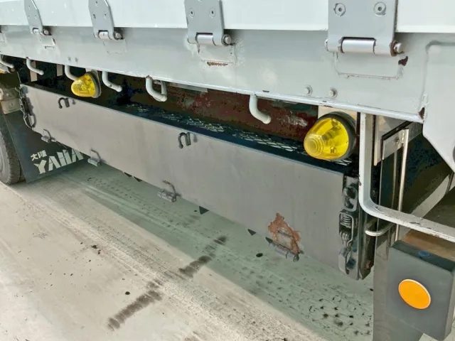 ボディー助手席側後方にりん木入れが付いています。|UDトラックス クオン 2PG-CG5CEの写真19