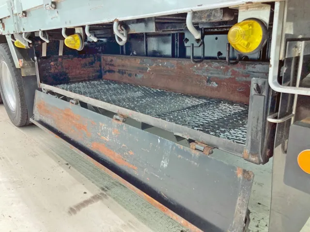 りん木入れ内部の状態です。|UDトラックス クオン 2PG-CG5CEの写真20