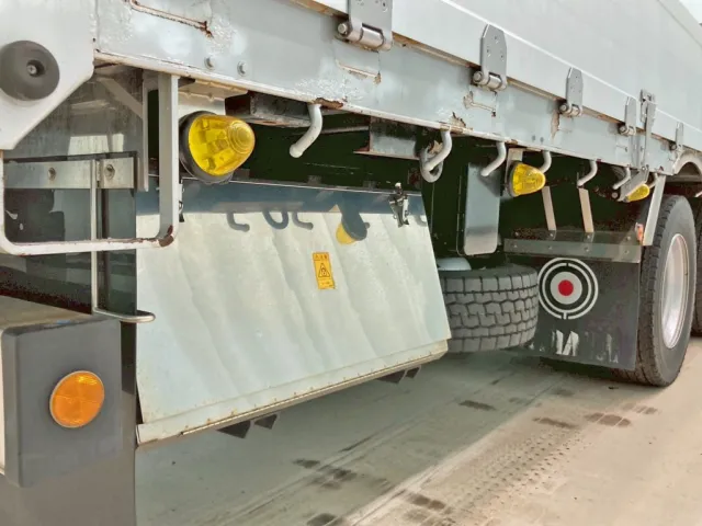 ボディー運転席側後方にステンレス製の工具箱が付いています。|UDトラックス クオン 2PG-CG5CEの写真21