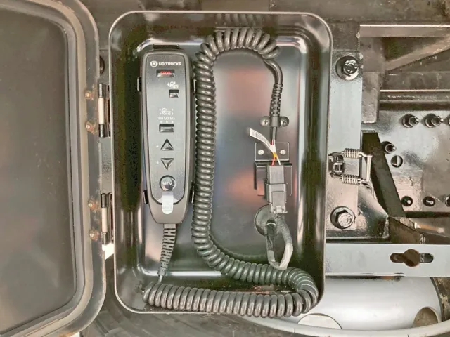 ボディー運転席側後方に外付けのエアサスのコントローラーが付いています。|UDトラックス クオン 2PG-CG5CEの写真22