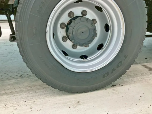 助手席側3軸目外側のホイールに曲がりがあります。|UDトラックス クオン 2PG-CG5CEの写真23