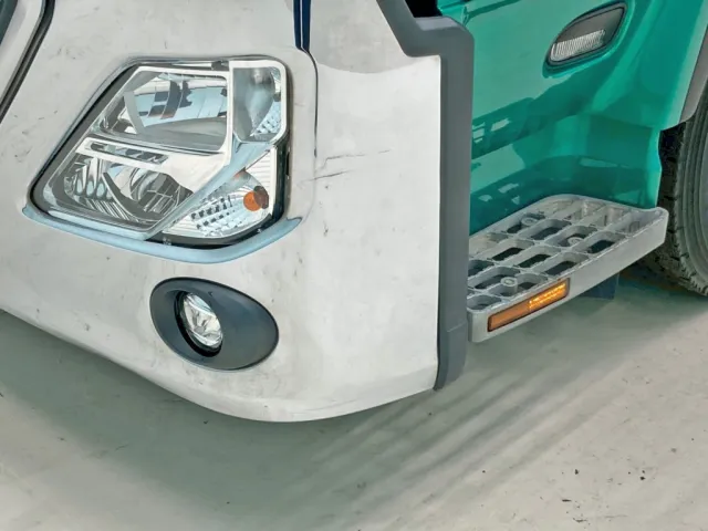 フロントバンパー助手席側に引きキズがあります。|UDトラックス クオン 2PG-CG5CEの写真24