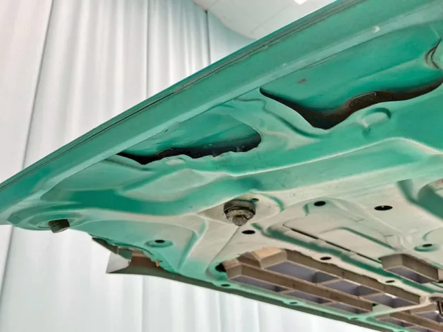 フロントパネル助手席側に板金跡があります。|UDトラックス クオン 2PG-CG5CEの写真25