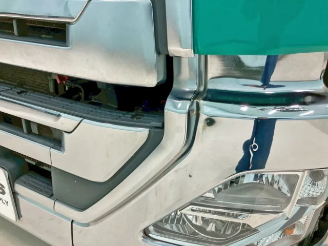 フロントパネル助手席側に板金による歪みがあります。|UDトラックス クオン 2PG-CG5CEの写真27