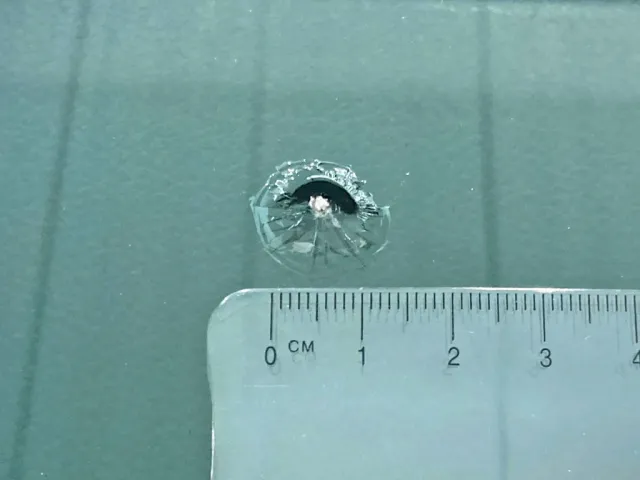 フロントガラス運転席側下部に飛び石跡があります。|UDトラックス クオン 2PG-CG5CEの写真29