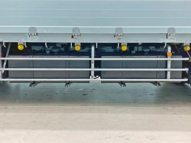 燃料タンクは300Lが2つ付いています。|UDトラックス クオン 2PG-CG5CEの写真31