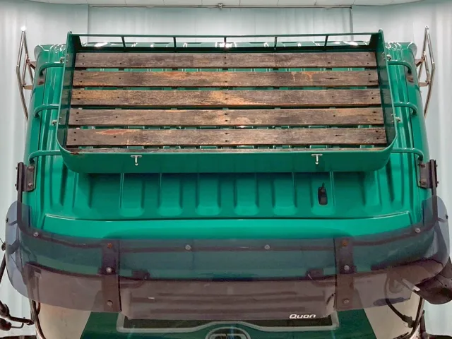 ルーフにシートデッキが付いています。|UDトラックス クオン 2PG-CG5CEの写真37