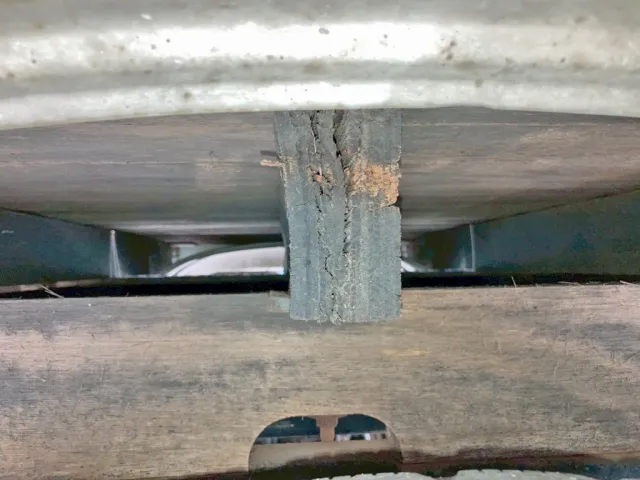 後軸上部の横ネタに割れがあります。|いすゞ フォワード TKG-FRR90S2(2WD)の写真7