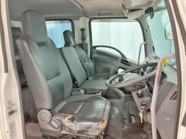 乗車定員は7名です。(前席は3名乗車です)|いすゞ フォワード TKG-FRR90S2(2WD)の写真8