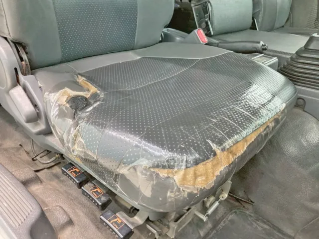 運転席座面にヘタリ・破れがあります。|いすゞ フォワード TKG-FRR90S2(2WD)の写真9